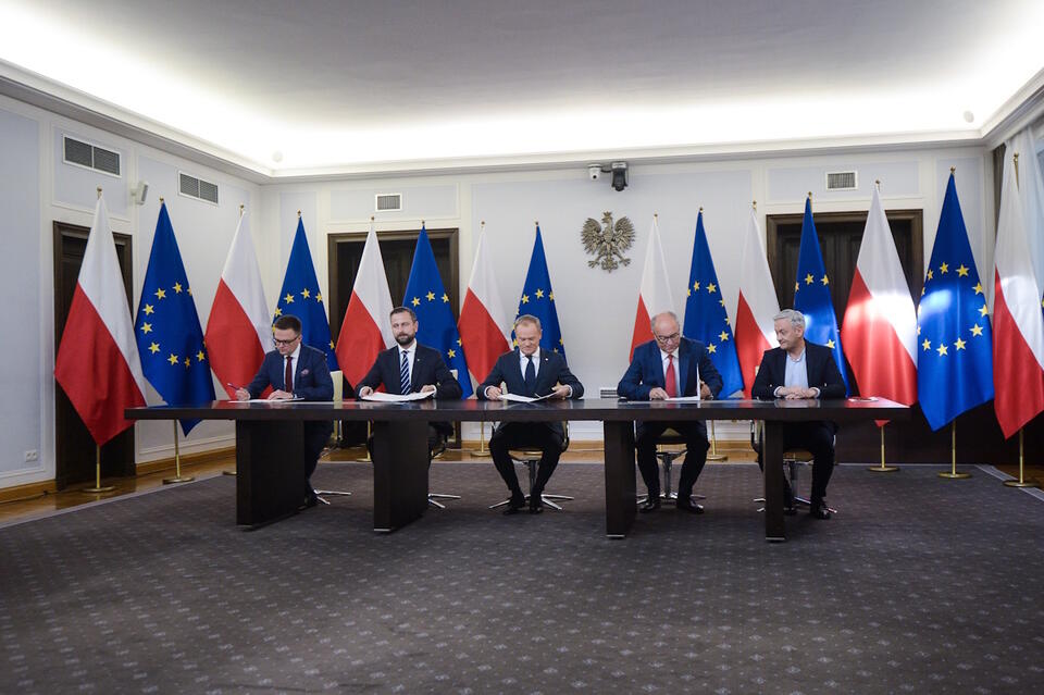 Donald Tusk, Szymon Hołownia, Władysław Kosiniak-Kamysz, Włodzimierz Czarzasty, Robert Biedroń / autor:  PAP/Marcin Obara