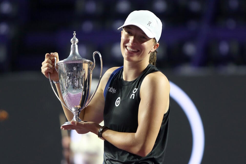 Iga Świątek z Polski świętuje trofeum po zwycięstwie w meczu z Jessicą Pegulą z USA podczas finału turnieju tenisa kobiet WTA Finals / autor: PAP/EPA/Alonso Cupul