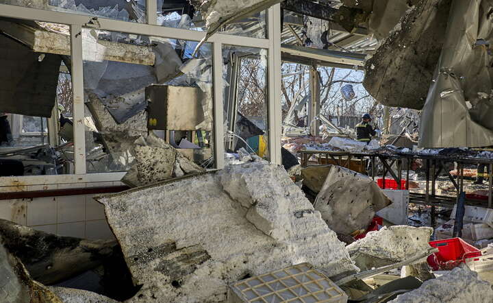 Zniszczenia w hali targowej w Charkowie po rosyjskim ostrzale rakietowym, 11 marca 2026 / autor: PAP/EPA/SERGEY KOZLOV