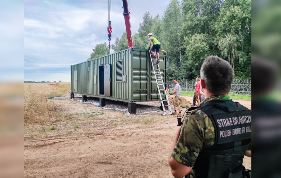 Zainstalowano kolejne kontenery-elementy bariery elektronicznej na  granicy z Rosją / autor: Twitter/Straż Graniczna