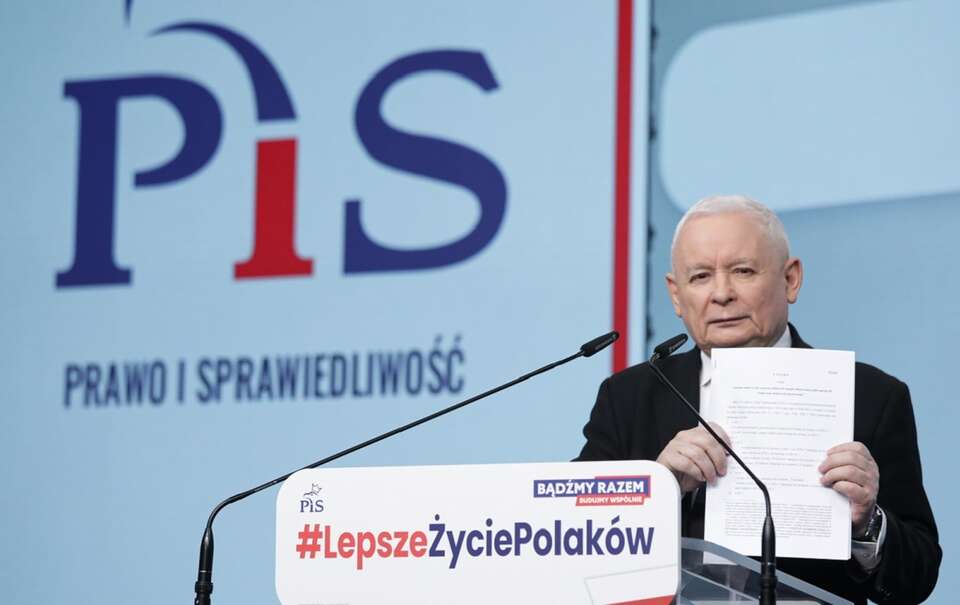 Prezes PiS z projektem 10. ustawy złożonej przez największą formację opozycyjną / autor: PAP/Tomasz Gzell