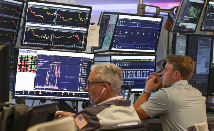 Maklerzy na parkiecie giełdy nowojorskiej NYSE przy Wall Street, 21 sierpnia 2026 / autor: PAP/EPA/SARAH YENESEL