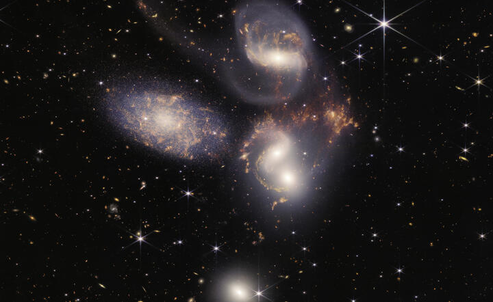 Grupa galaktyk o nazwie Kwintet Stephana sfotografowana przez Kosmiczny Teleskop Jamesa Webba / autor: https://twitter.com/NASAWebb