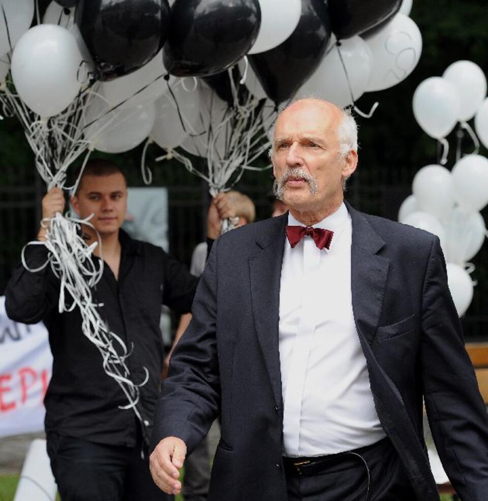 Prezes Kongresu Nowej Prawicy Janusz Korwin-Mikke podczas pikiety pod Kancelarią Prezesa Rady Ministrów w Warszawie. Fot. PAP