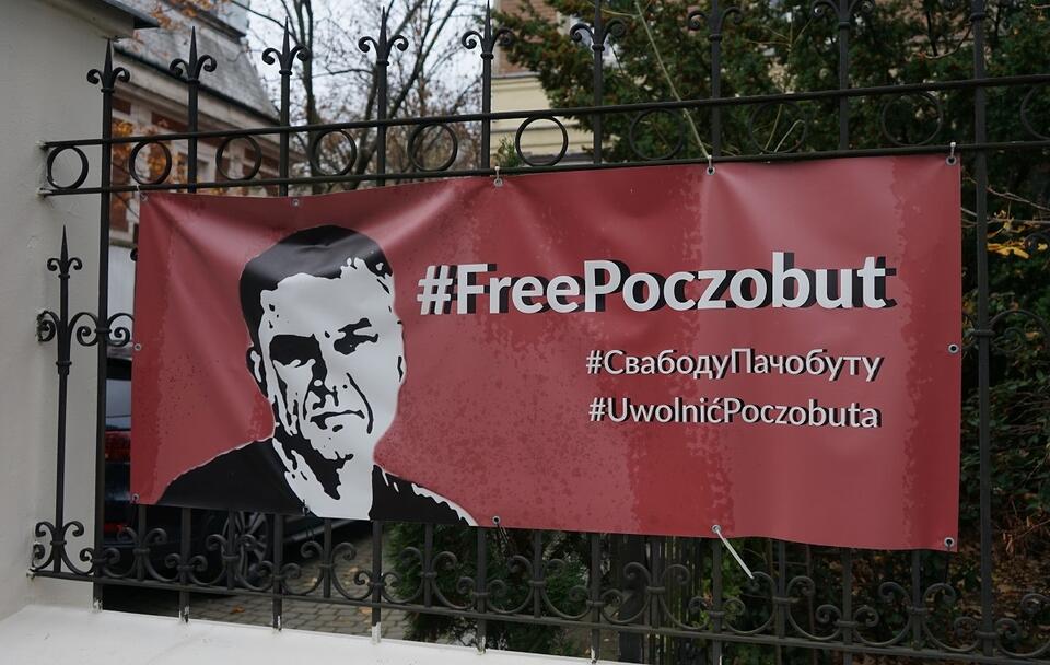 Plakat w Warszawie przypominający o uwięzieniu Andrzeja Poczobuta / autor: Fratria