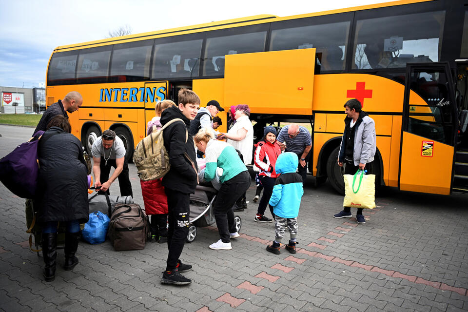 Uchodźcy z Ukrainy po przyjeździe do Centrum Pomocy Humanitarnej w Przemyślu. / autor: PAP/Darek Delmanowicz