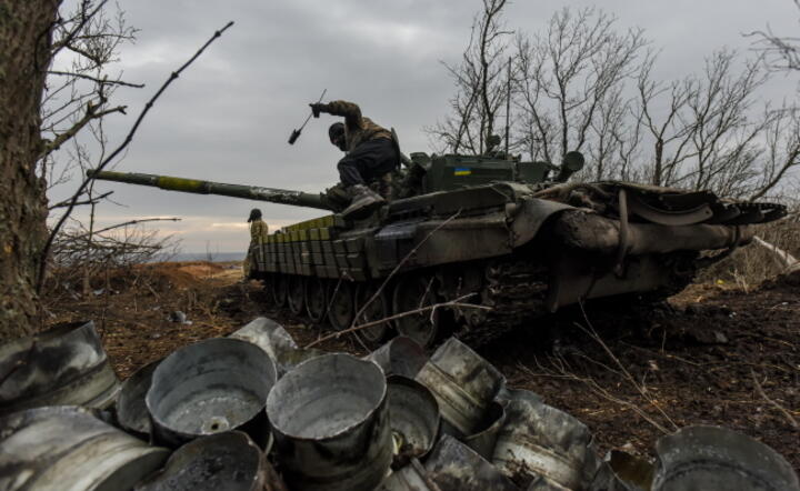 Ukraiński żołnierz skacze z czołgu T-72 w obwodzie donieckim we wschodniej Ukrainie, 18.01 / autor: PAP/EPA/OLEG PETRASYUK