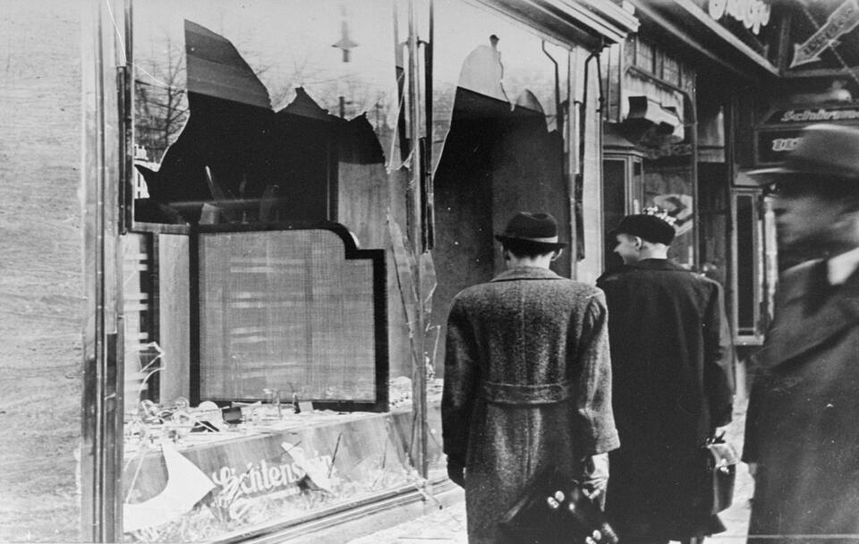 http://naziwarcrimes.files.wordpress.com/2008/01/kristallnacht-1.jpg https://collections.ushmm.org/search/catalog/pa16792 ; https://collections.ushmm.org/search/catalog/pa16792 / autor: wikimedia commons/National Archives and Records Administration, College Park/domena publiczna