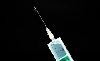 KE częściowo ujawniła jedną z umów na zakup szczepionek