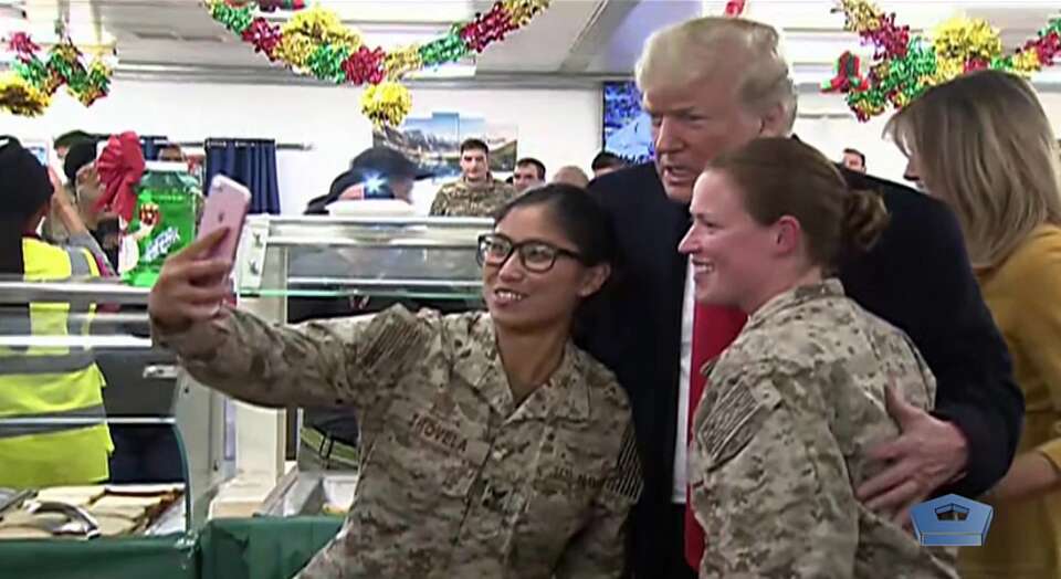 Selfie Donalda Trumpa w bazie amerykańskiej w Iraku / autor: PAP/EPA/SCOTT HOWE / US DEPARTMENT OF DEFENSE HANDOUT