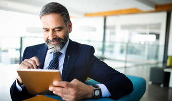 Faktoring zamiast kredytu obrotowego: kiedy firmom opłaca się finansowanie faktur?