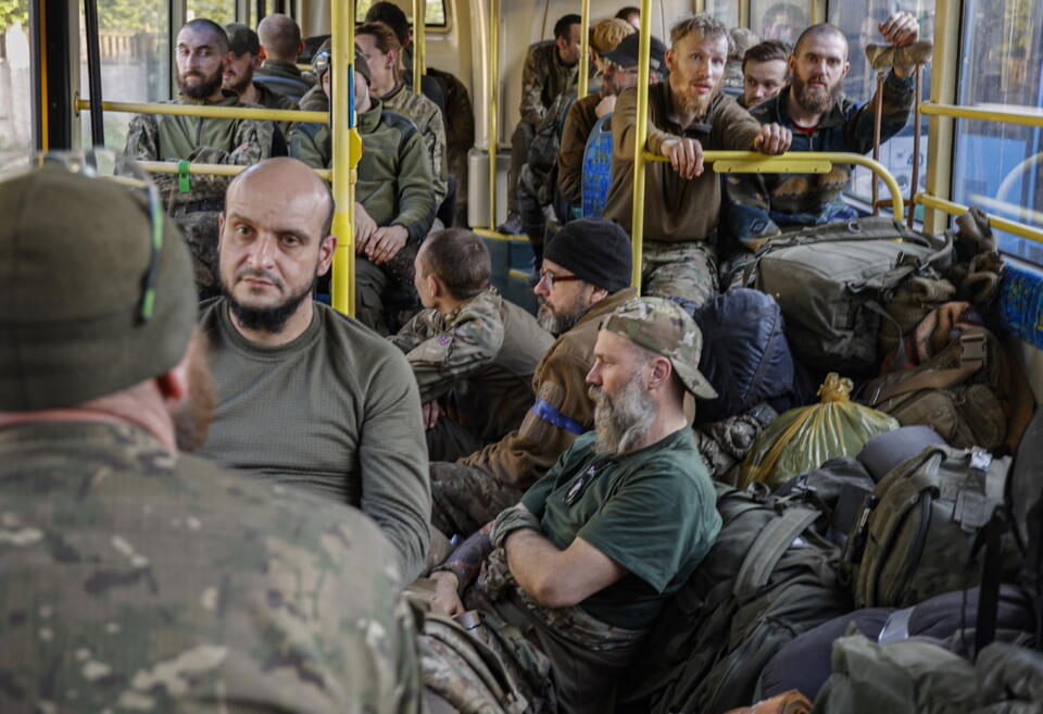 Ukraińscy żołnierze ewakuowani z zakładów Azowstal  / autor: PAP/EPA
