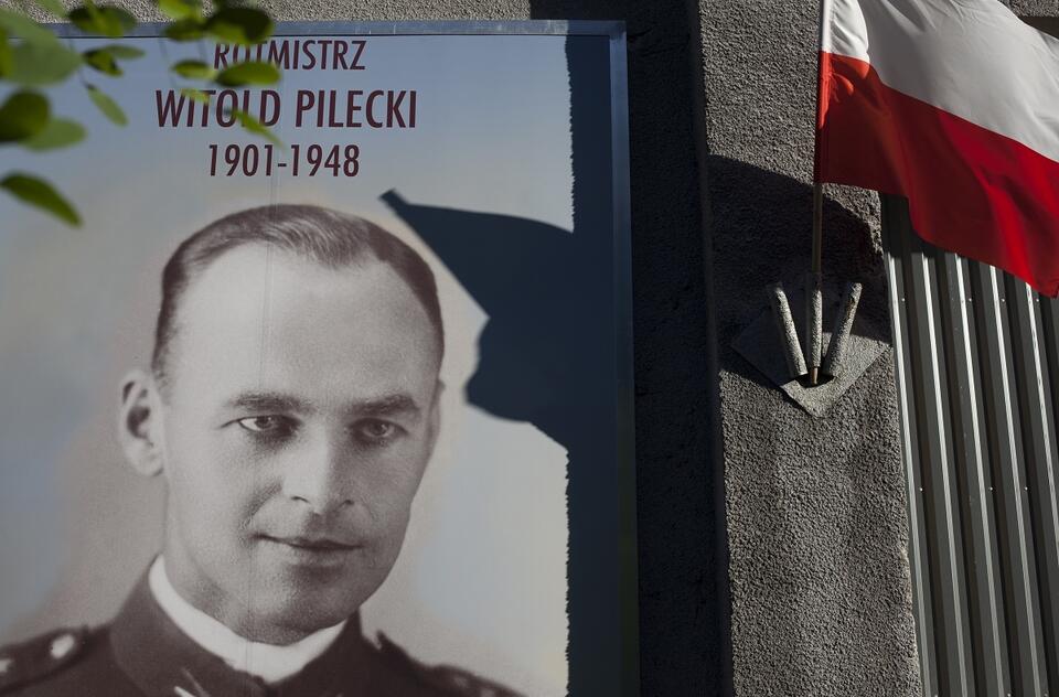 Portret rotmistrza Witolda Pileckiego na murach wiezienia na ul. Rakowieckiej / autor: Fratria