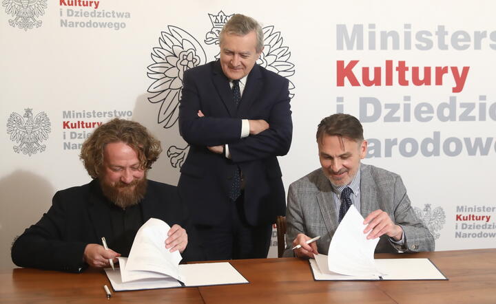 Piotr Gliński i Mateusz Matyszkowicz (TVP) oraz Wojciech Kaczmarczyk (NIW) / autor: PAP