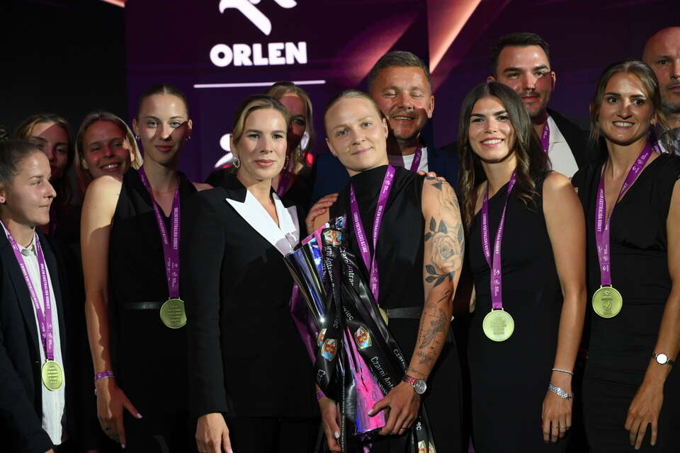 Pierwsza Dama RP Marta Nawrocka podczas piłkarskiej Gali Orlen Ekstraligi Kobiet, 1 bm. w Warszawie / autor: PAP/Radek Pietruszka