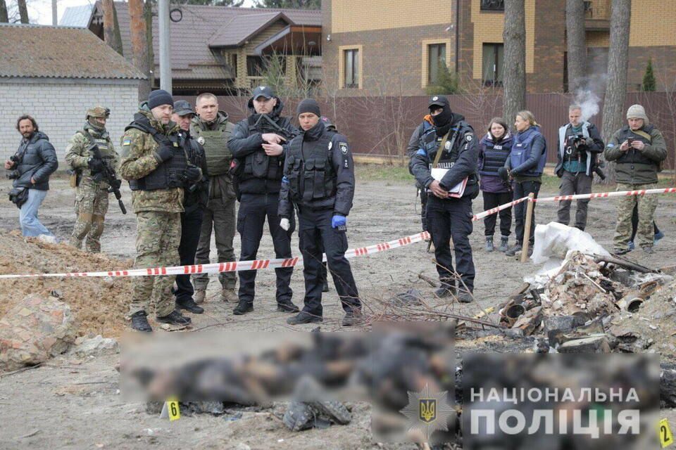 Kierownictwo MSW Ukrainy i Policji Narodowej odwiedziło miejsce masowego mordu ludności cywilnej przez Rosjan w Buczy. / autor: PAP/EPA