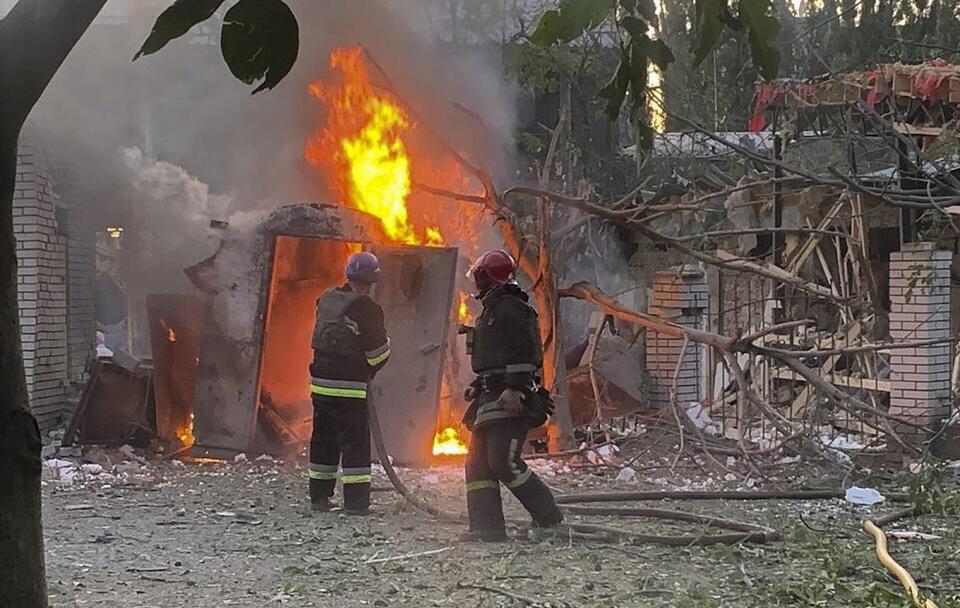 Efekt rosyjskiego ataku na Zaporoże / autor: 	PAP/EPA/STATE EMERGENCY SERVICE HANDOUT