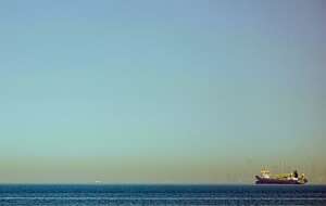 Statki kotwiczące u wybrzeży Dubaju w Zjednoczonych Emiratach Arabskich / autor: PAP/EPA/STRINGER