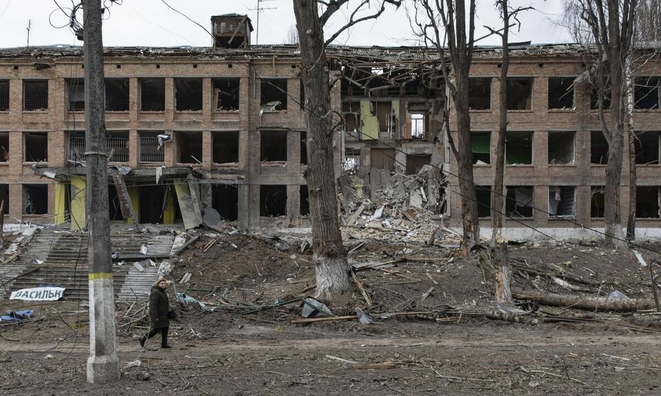Budynek ostrzelanego wczoraj przez Rosjan liceum w Wasylkowie pod Kijowem. / autor: Michaił Palinczak, PAP/EPA