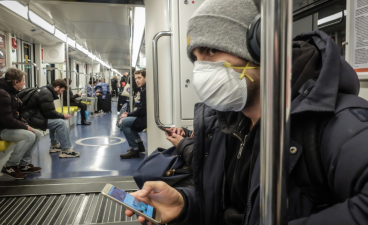 Mężczyzna w masce ochronnej podróżuje metrem w Mediolanie, Włochy, 25 lutego 2020 r. / autor: PAP/EPA/MATTEO CORNER