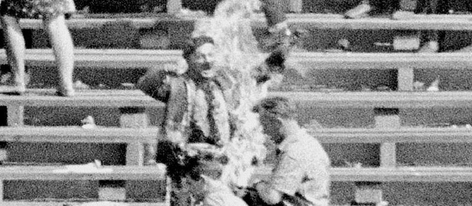 Samopodpalenie Ryszarda Siwca na Stadionie X-lecia / autor: Wikimedia 