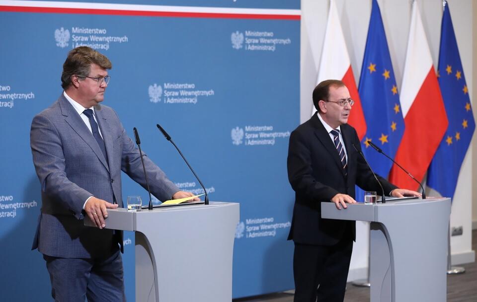 Ministrowie Kamiński i Wąsik / autor: PAP/Tomasz Gzell