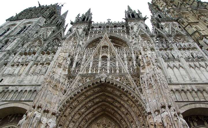 Pożar gotyckiej katedry Notre-Dame w Rouen