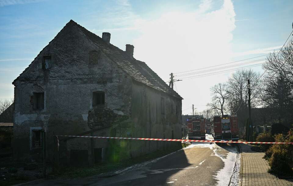 Służby na miejscu pożaru domu w miejscowości Skała na powiecie Jaworskim na Dolnym Śląsku / autor: PAP/Maciej Kulczyński