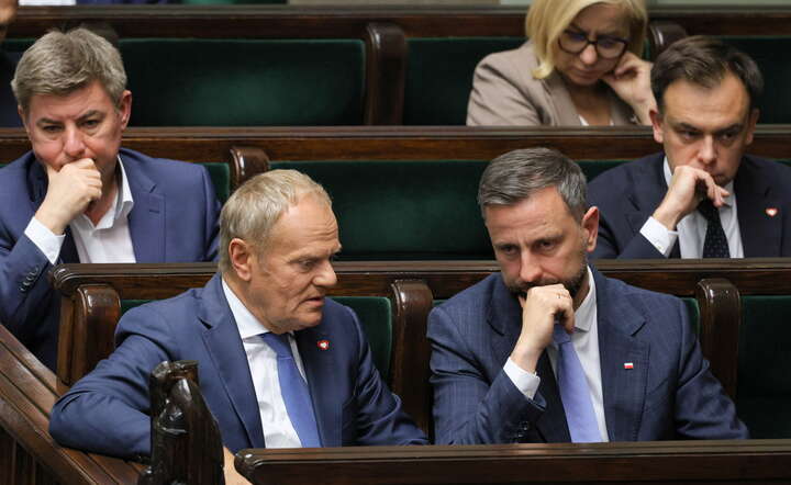 Premier Donald Tusk (L) i wicepremier, minister obrony narodowej Władysław Kosiniak-Kamysz (P) w ławach rządowych na sali obrad Sejm / autor: PAP/Paweł Supernak