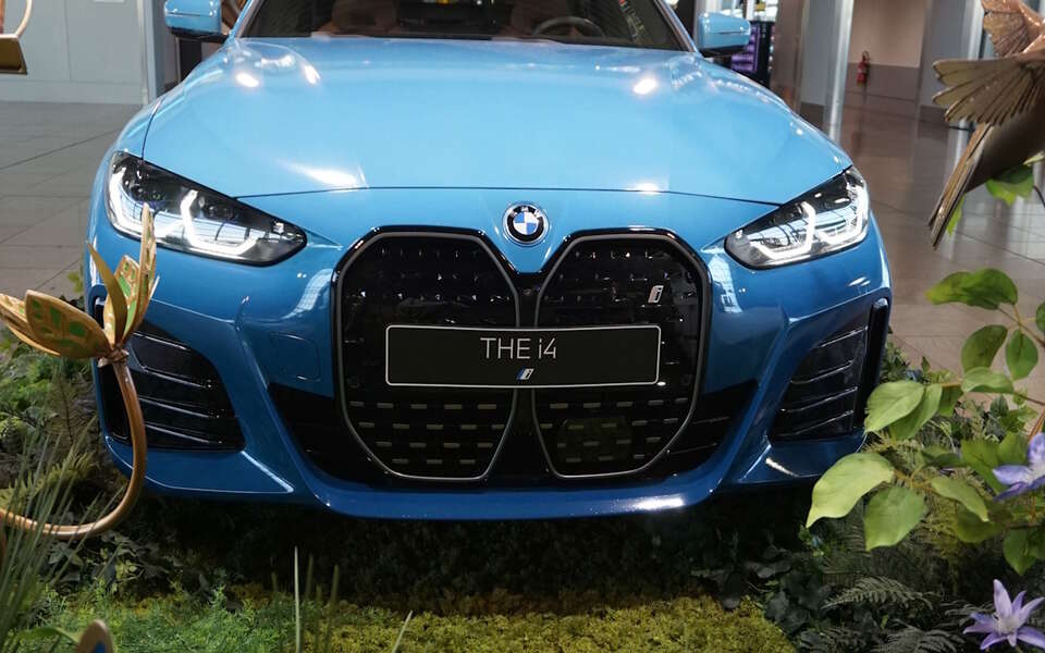 Tak źle nie było nawet w pandemii. Tylko w dwa lata w Europie zredukowano 104 tys. miejsc pracy związanych z motoryzacją!. Na zdjęciu samochód BMW na wystawie / autor: Fratria