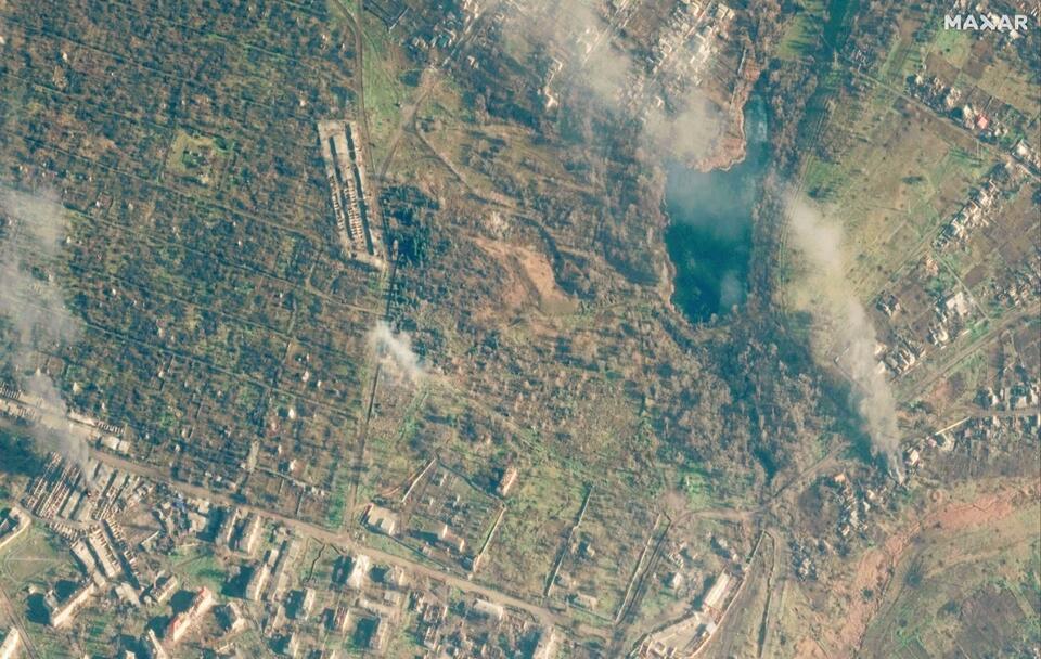 Zdjęcia satelitarne firmy MAXAR TECHNOLOGIES ukazujące skalę zniszczeń w Sołedarze / autor: PAP/EPA/MAXAR TECHNOLOGIES HANDOUT