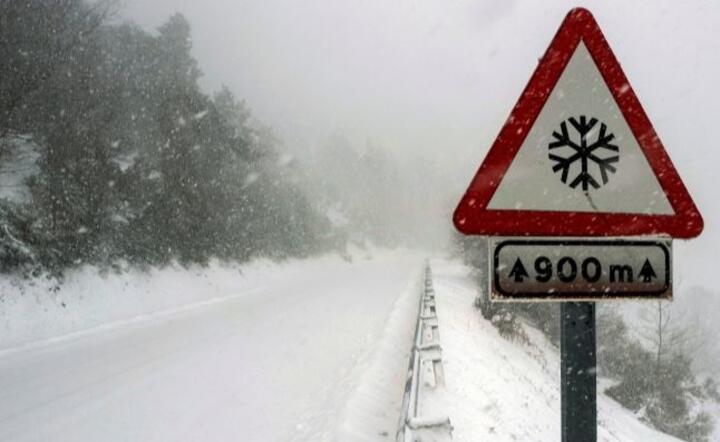 Drogi pod śniegiem / autor: PAP/EPA/Eliseo Trigo