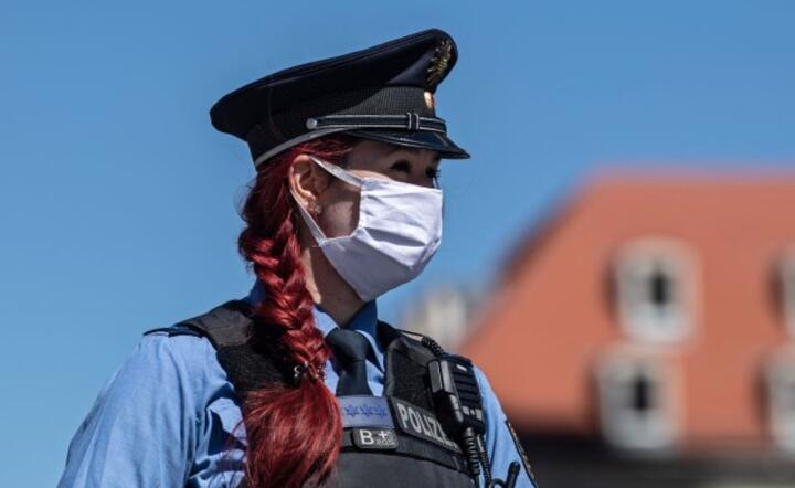 Funkcjonariuszka policji  w Dreźnie, Niemcy, 20 kwietnia 2020 r. N / autor: PAP/EPA/FILIP SINGER