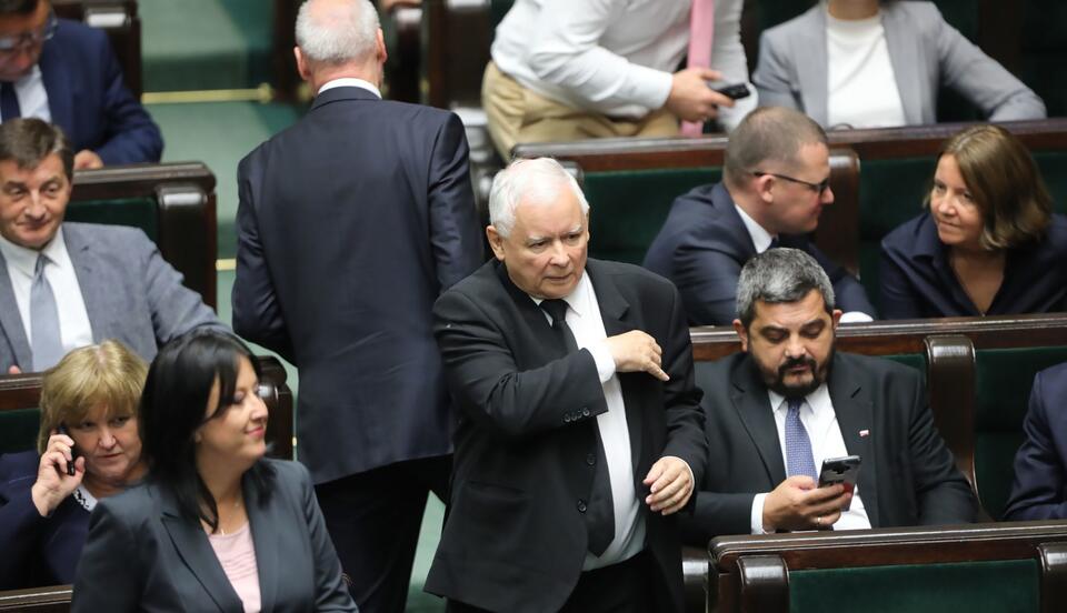 Prezes PiS Jarosław Kaczyński na sali obrad podczas drugiego dnia posiedzenia Sejmu, 17 bm. w Warszawie / autor: PAP/Wojciech Olkuśnik