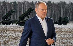 Donald Tusk i wyrzutnie Patriot / autor: Fratria