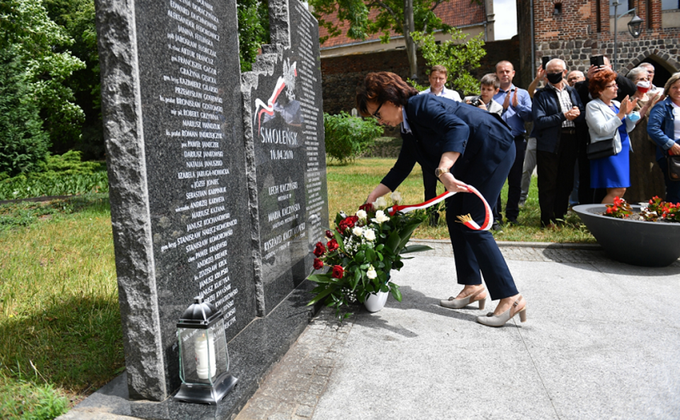 Marszałek Sejmu Elżbieta Witek składa kwiaty przy pomniku upamiętniającym ofiary katastrofy smoleńskiej / autor: PAP/Marcin Bielecki