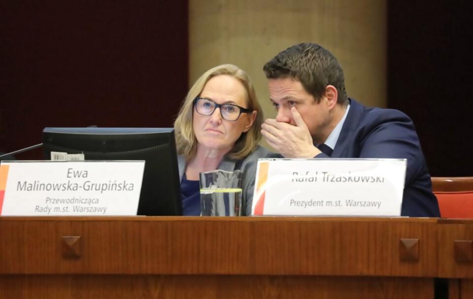 Prezydent Warszawy Rafał Trzaskowski (P) i przewodnicząca Rady m.st. Warszawy Ewa Malinowska-Grupińska (L) podczas obrad Rady Warszawy / autor: PAP/Tomasz Gzell