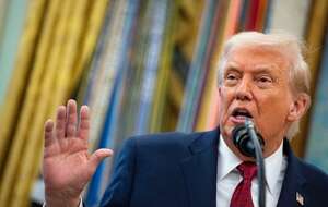 Donald Trump pozwał BBC o odszkodowanie w wysokości 10 mld dolarów / autor: PAP/EPA/BONNIE CASH / POOL