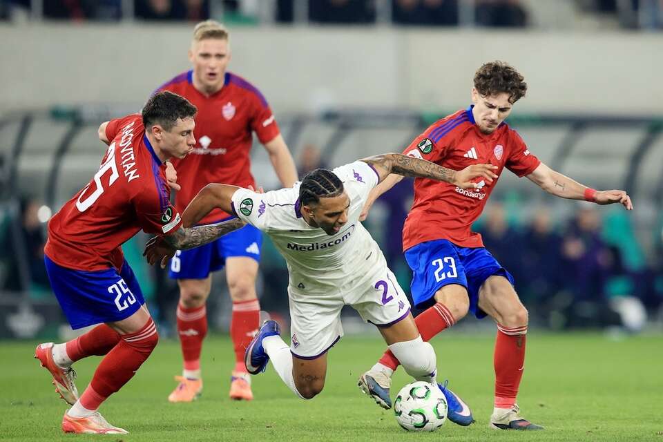 Zawodnicy Rakowa Częstochowa Bogdan Racovitan (L) i Karol Struski (P) oraz Cher Ndour (2P) z ACF Fiorentina podczas rewanżowego meczu 1/8 finału piłkarskiej Ligi Konferencji. / autor:  PAP/Jarek Praszkiewicz