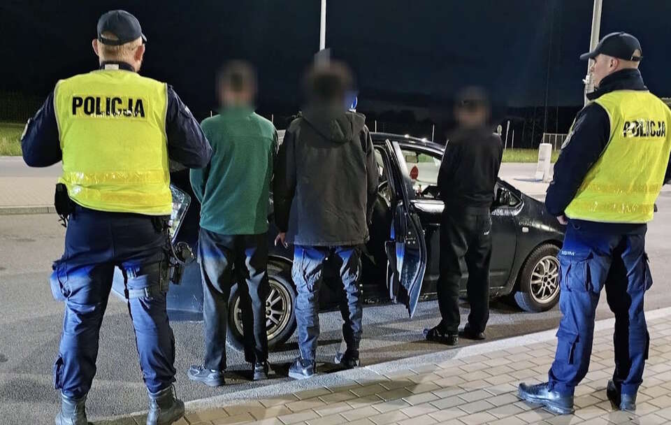 Podlaska policja zatrzymała przy granicy z Litwą dwóch tzw. kurierów, przewożących nielegalnych migrantów. / autor: x.com/podlaskaPolicja
