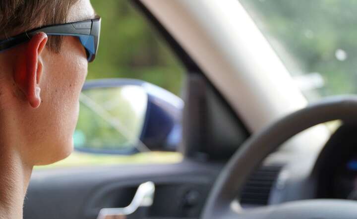 Po kilku miesiącach wyraźnych spadków tempo obniżek cen polis OC dla kierowców wyhamowuje / autor: Fratria / AS