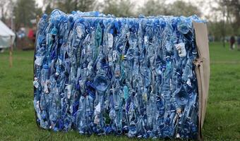 Francja przestanie topić plastik