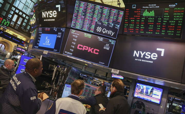 Maklerzy na parkiecie giełdy nowojorskiej NYSE  / autor: PAP/EPA/SARAH YENESEL