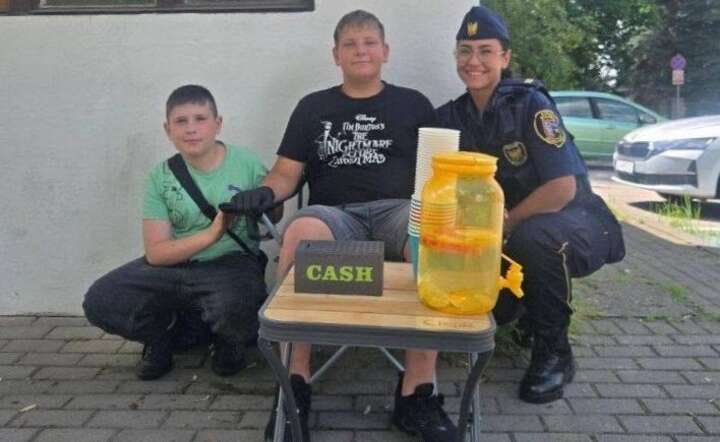 Okazjonalni „lemoniadowi krezusi” ze strażniczką miejską. / autor: Straż Miejska w Bogatyni/Facebook