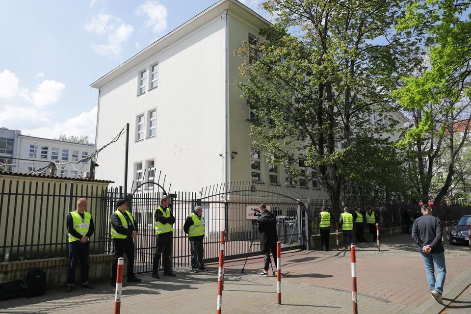  Pracownicy ochrony przed siedzibą szkoły, działającej przy ambasadzie Rosji w Warszawie / autor: PAP/Albert Zawada
