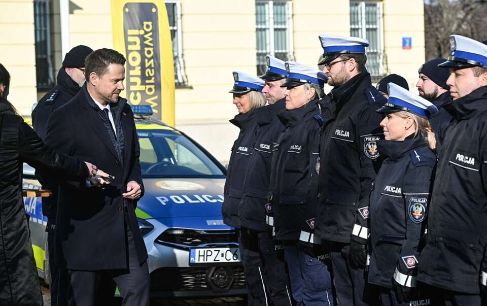 Trzaskowski tłumaczy się z radiowozów. "Wzmacniam służby"