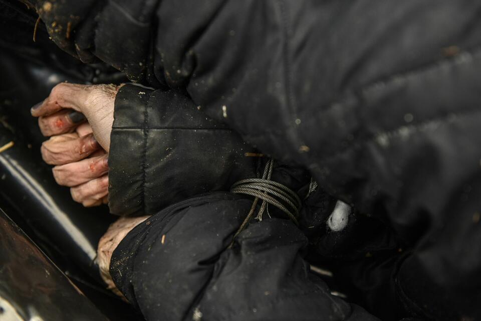 Skrępowane ręce ofiary rosyjskich mordów w miejscowości Andrijewka pod Kijowej, 10 kwietnia 2022 roku / autor: PAP/EPA