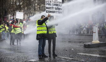 Paryska policja tłumi protesty gazem