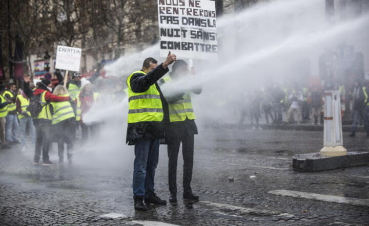 stłumiony protest w  Paryżu / autor: EPA/CHRISTOPHE PETIT TESSON