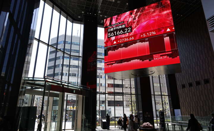 Duży optymizm po wydarzeniach na Bliskim Wschodzie zapanował na giełdach azjatyckich / autor: PAP/EPA/FRANCK ROBICHON